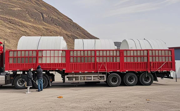 庆城塑料桶装车完毕准备运输中